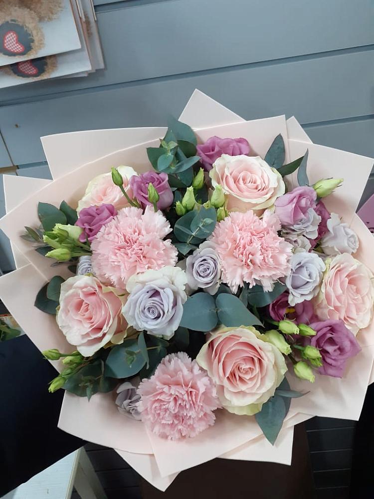 Букет цветов из: Розы, Гвоздики и Лизиантусы в Большое Мурашкино